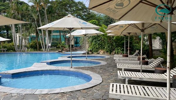 Không gian bể bơi khoáng ở Tản Đà Spa Resort