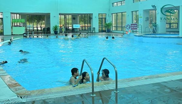 Bể bơi khoáng nóng trong nhà tại Tản Đà Resort