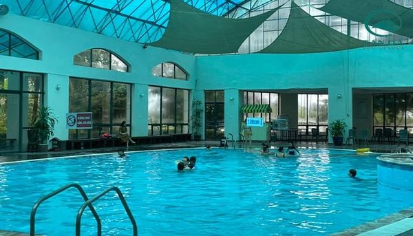 Bơi khoáng tại khu Tản Đà Spa Resort