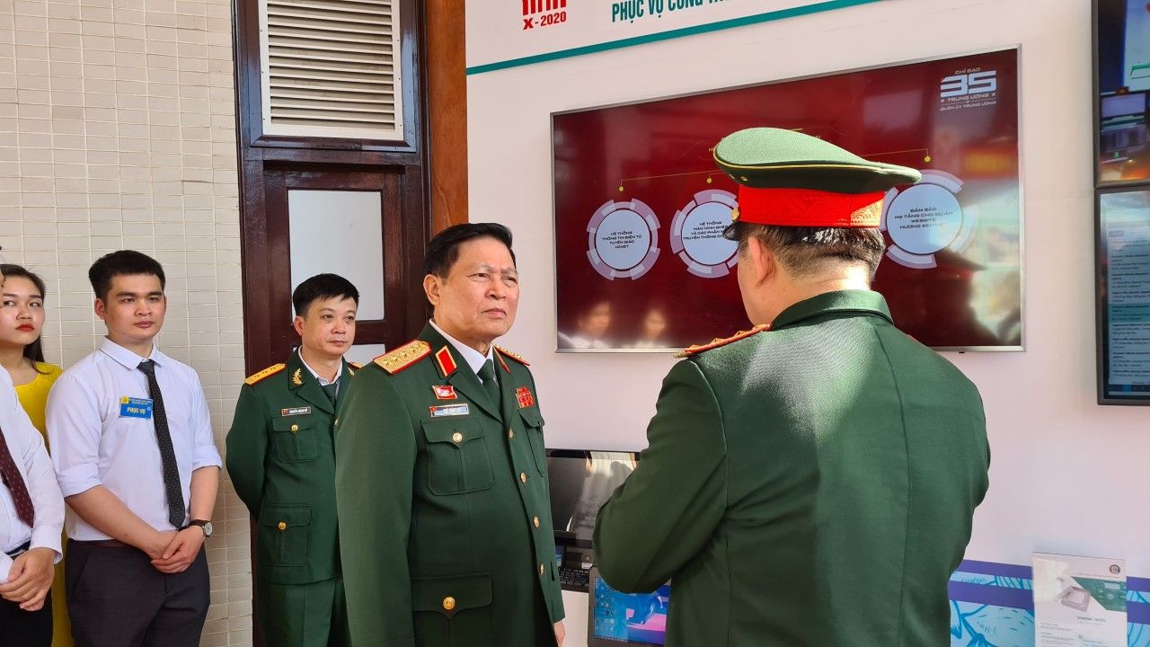 Thủ tướng Nguyễn Xuân Phúc ấn tượng về Trung tâm Điều hành thông minh của Tổng Công ty Giải pháp Doanh nghiệp Viettel - VTS