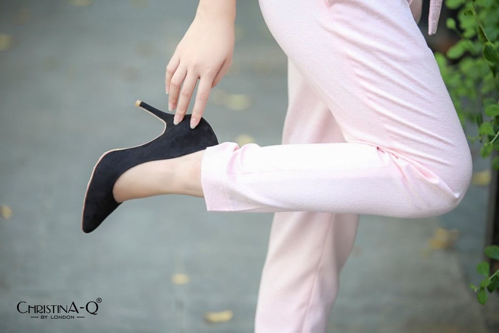 Đi giày cao gót giúp vòng eo thon gọn, quyến rũ