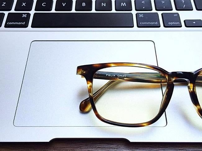 TRÒNG KÍNH LỌC ÁNH SÁNG XANH LOẠI NÀO TỐT: CHẤT LƯỢNG VÀ KINH TẾ CHO ĐÔI MẮT BẠN