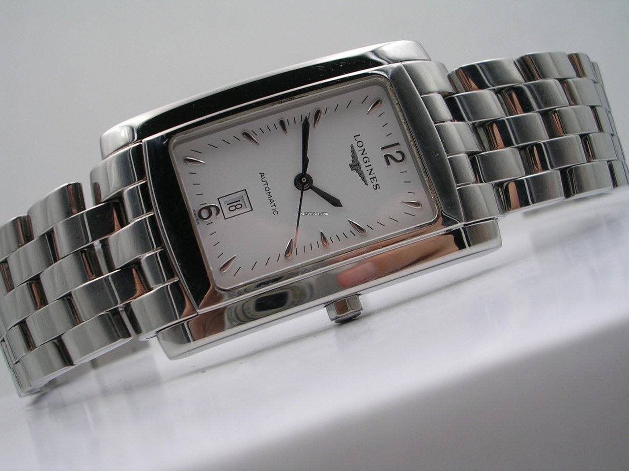 3 mẫu đồng hồ nam mặt chữ nhật dây kim loại hot nhất hiện nay