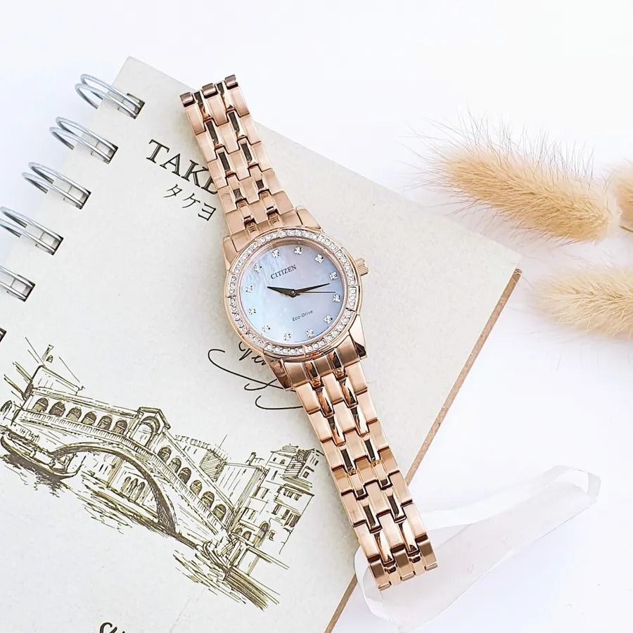 Citizen EM0773-54D ây ấn tượng với thiết kế mềm mại, sang trọng