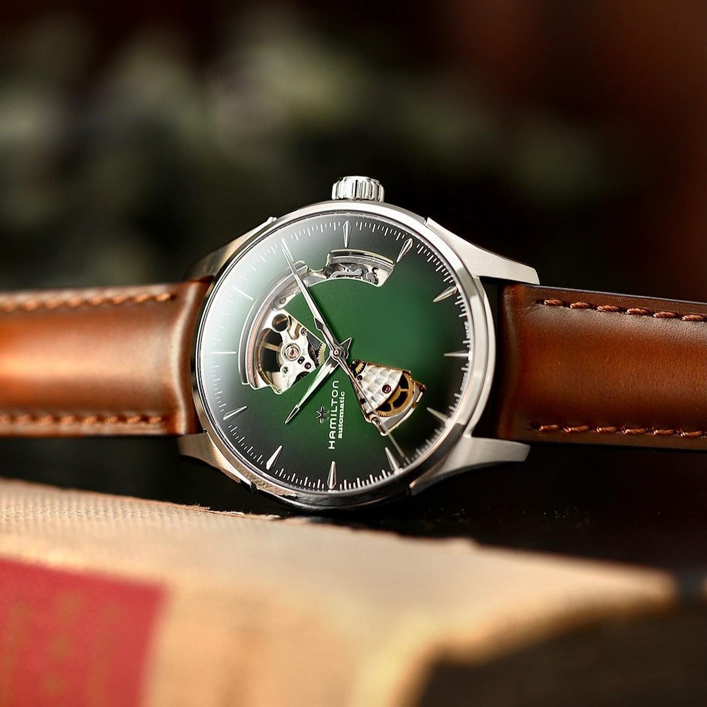 Mẫu đồng hồ 5ATM thiết kế hở máy đặc trưng của Hamilton