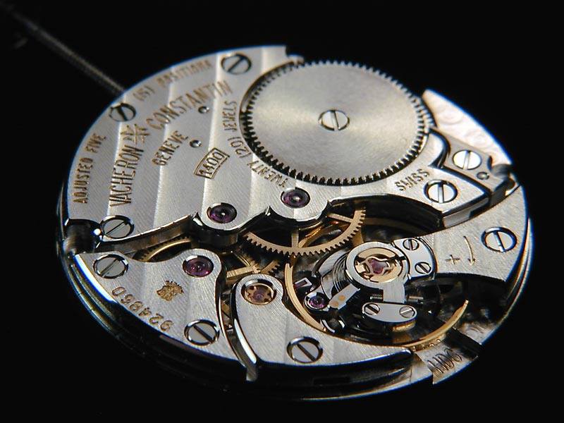 Có nên chọn đồng hồ chính hãng với máy ‘in-house’