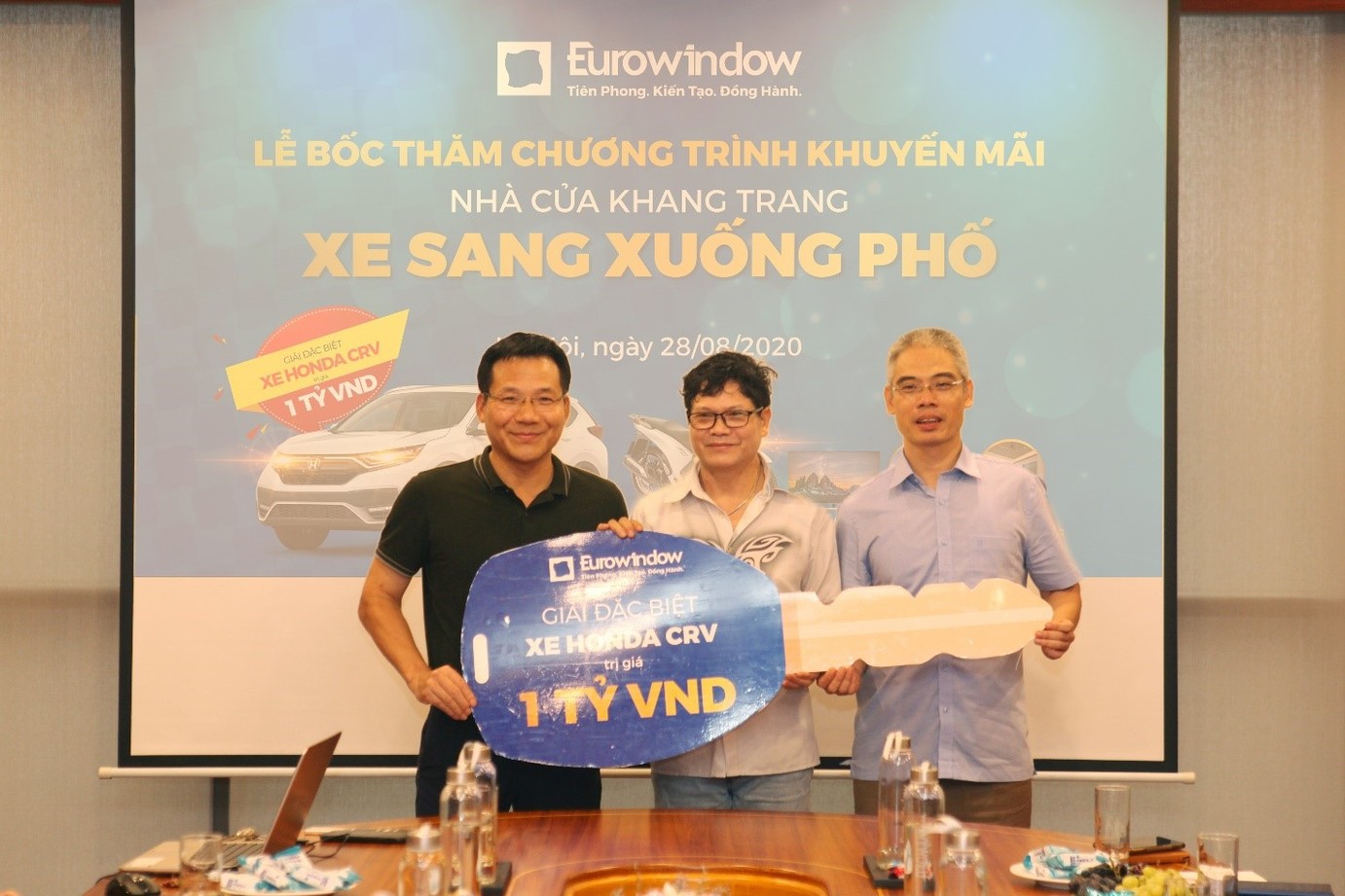Eurowindow tìm ra khách hàng trúng thưởng xe ô tô Honda CRV trị giá hơn 1 tỷ đồng