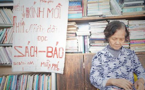 Cụ bà 73 tuổi trích lương hưu làm quầy sách báo miễn phí giữa Hà Nội: 