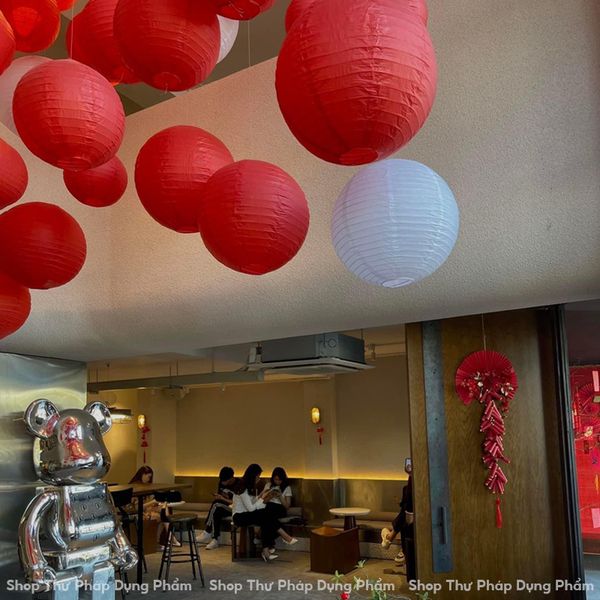 Đèn đỏ treo trang trí không gian tết truyền thống