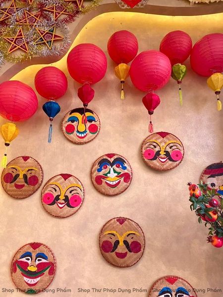 Đèn đỏ treo trang trí không gian tết truyền thống