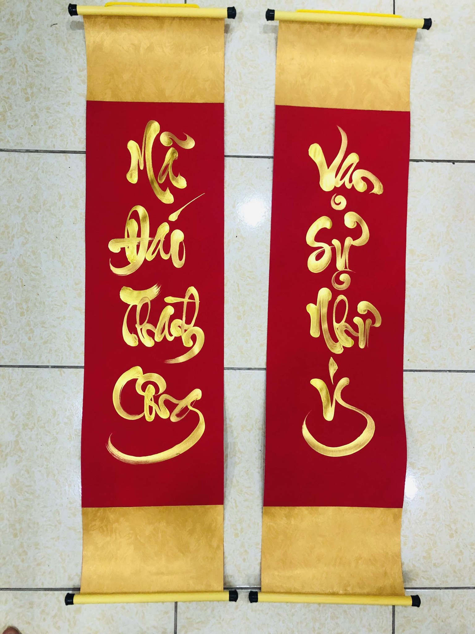 Câu đối viết bằng mực nhũ vàng