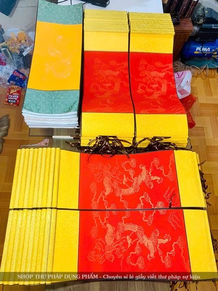 Biểu liễn lụa viết thư pháp