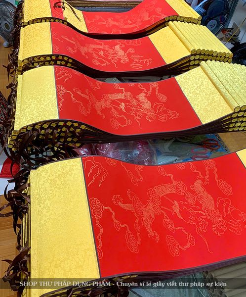 Biểu liễn lụa viết thư pháp