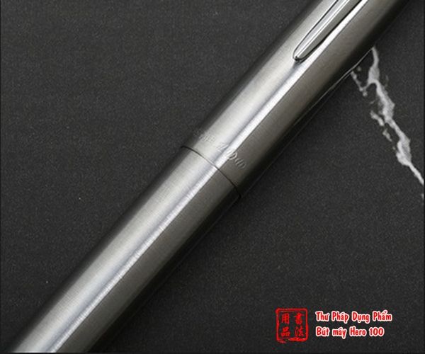 Vỏ bút được làm từ nguyên liệu thép chống rỉ sáng bóng, chắc chắn