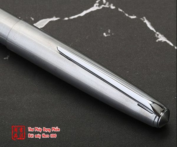 Nẹp cài bút Hero 100 vừa thanh mảnh vừa chắc chắn