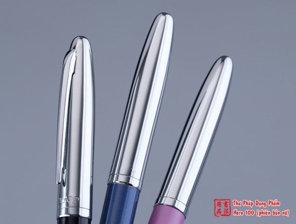 Phần nẹp gài bút thanh thoát với thiết kế thon gọn dần đều từ trên xuống dưới