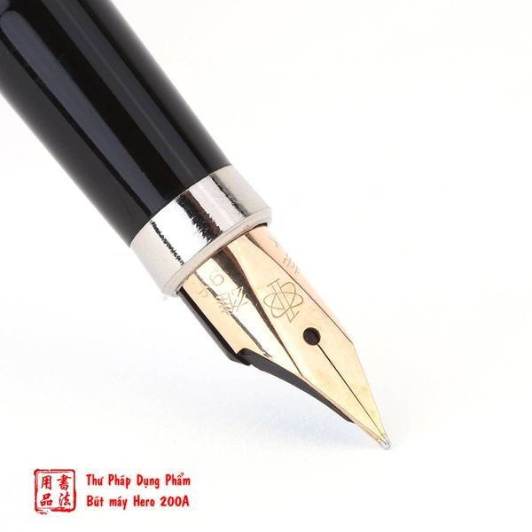 Đầu bút hero 200A mạ vàng 14K được thiết kế nhỏ, sắc ra mực đều, viết êm tay, không bị gai