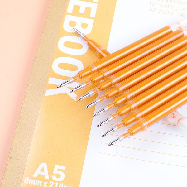 Bút nhũ vàng viết chữ Hán, chép kinh