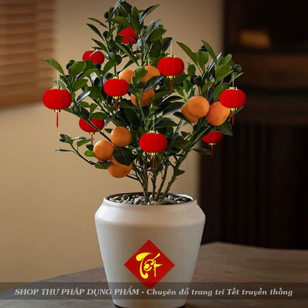 Đèn lồng đỏ bọc nhung treo trang trí Tết cành mai đào cây cảnh