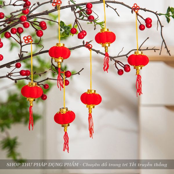 Đèn lồng đỏ bọc nhung treo trang trí Tết cành mai đào cây cảnh