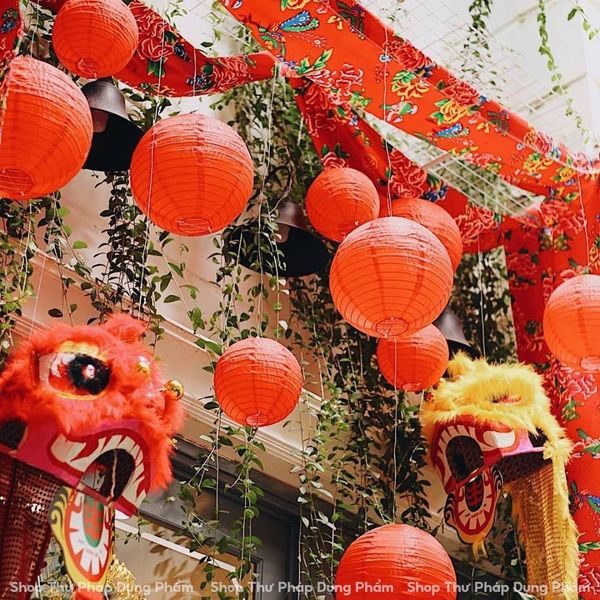 Đèn lồng đỏ chất liệu bằng vải treo trang trí ngoài trời, trong nhà