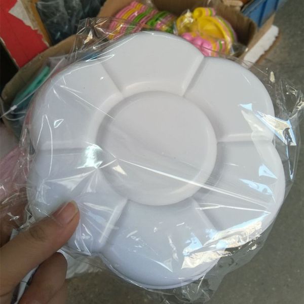 Đĩa pha màu vẽ hoa mai