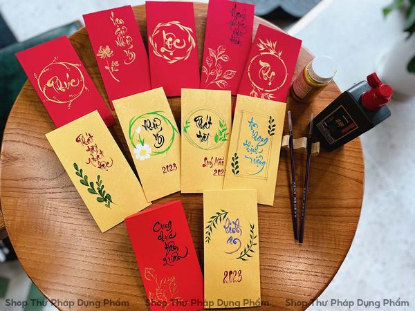 Lì xì đỏ viết thư pháp