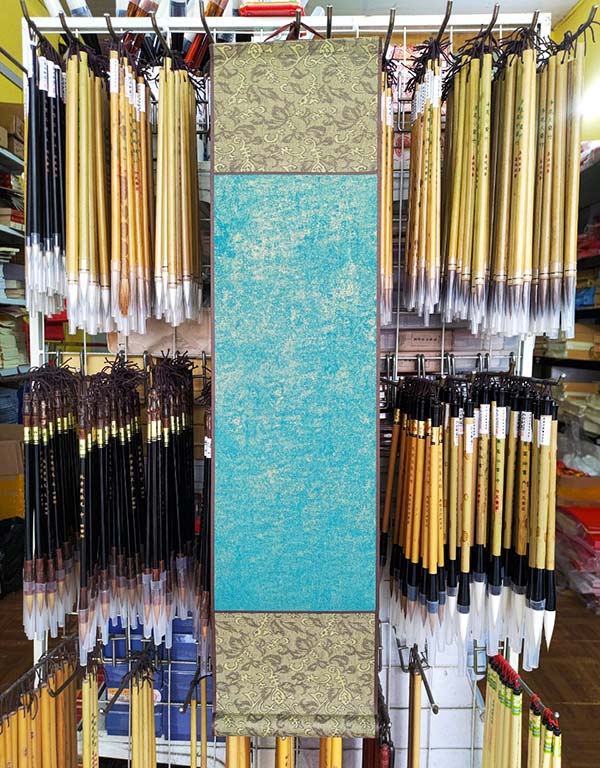 Giấy xuyến chỉ nhuộm sáp, liễn lụa viết thư pháp