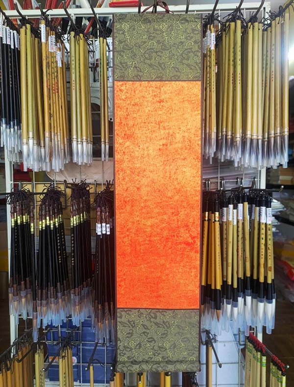 Giấy xuyến chỉ nhuộm sáp, liễn lụa viết thư pháp