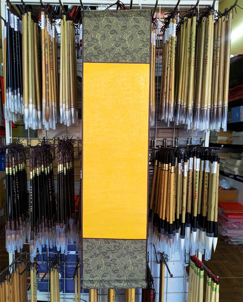 Giấy xuyến chỉ nhuộm sáp, liễn lụa viết thư pháp