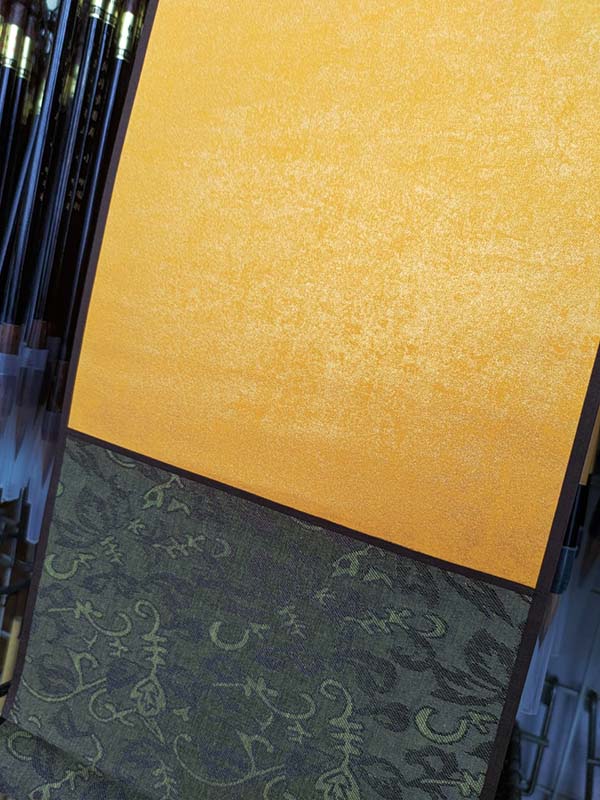 Giấy xuyến chỉ nhuộm sáp, liễn lụa viết thư pháp