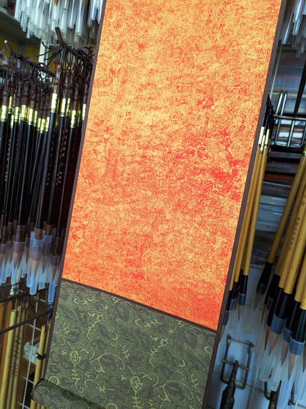 Giấy xuyến chỉ nhuộm sáp, liễn lụa viết thư pháp