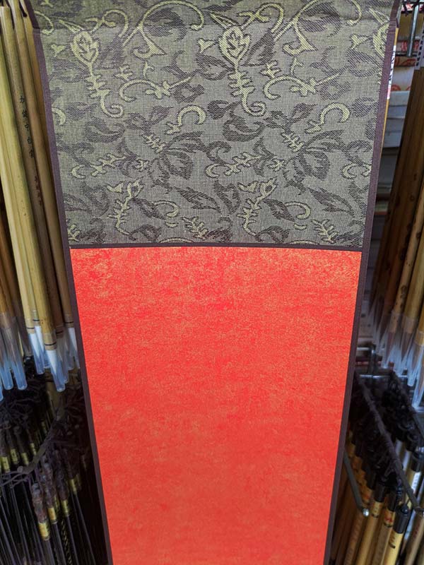 Giấy xuyến chỉ nhuộm sáp, liễn lụa viết thư pháp