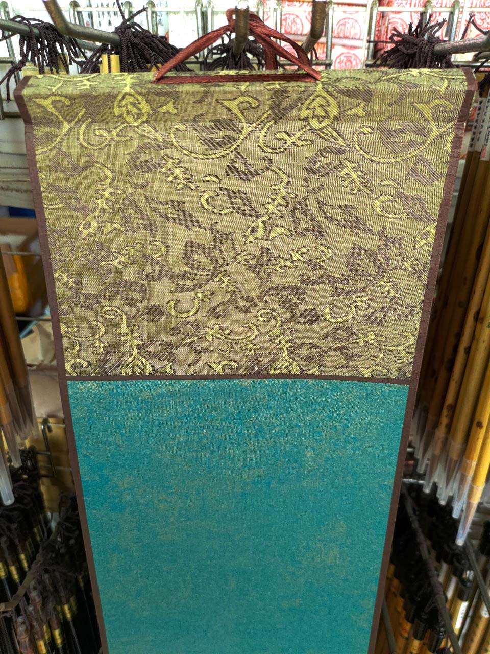 Giấy xuyến chỉ nhuộm sáp, liễn lụa viết thư pháp