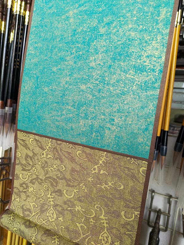 Giấy xuyến chỉ nhuộm sáp, liễn lụa viết thư pháp