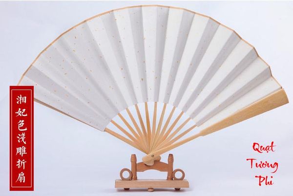 Quạt gỗ khắc hoa văn giấy xuyến chỉ
