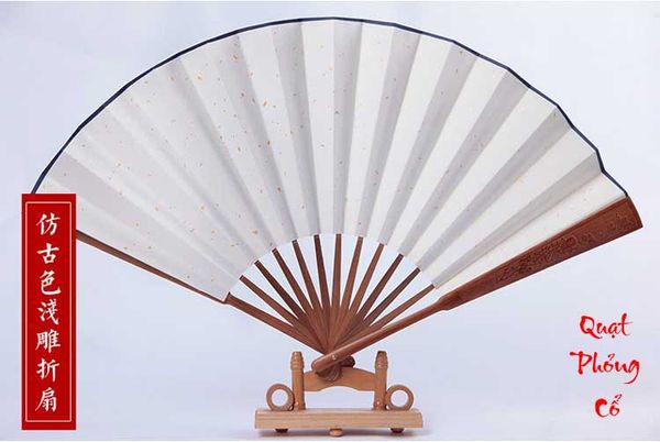 Quạt gỗ khắc hoa văn giấy xuyến chỉ