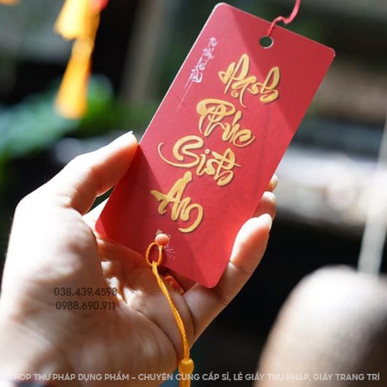 Thẻ giấy thư pháp in chữ 5.5x12cm trang trí tết kèm tua rua