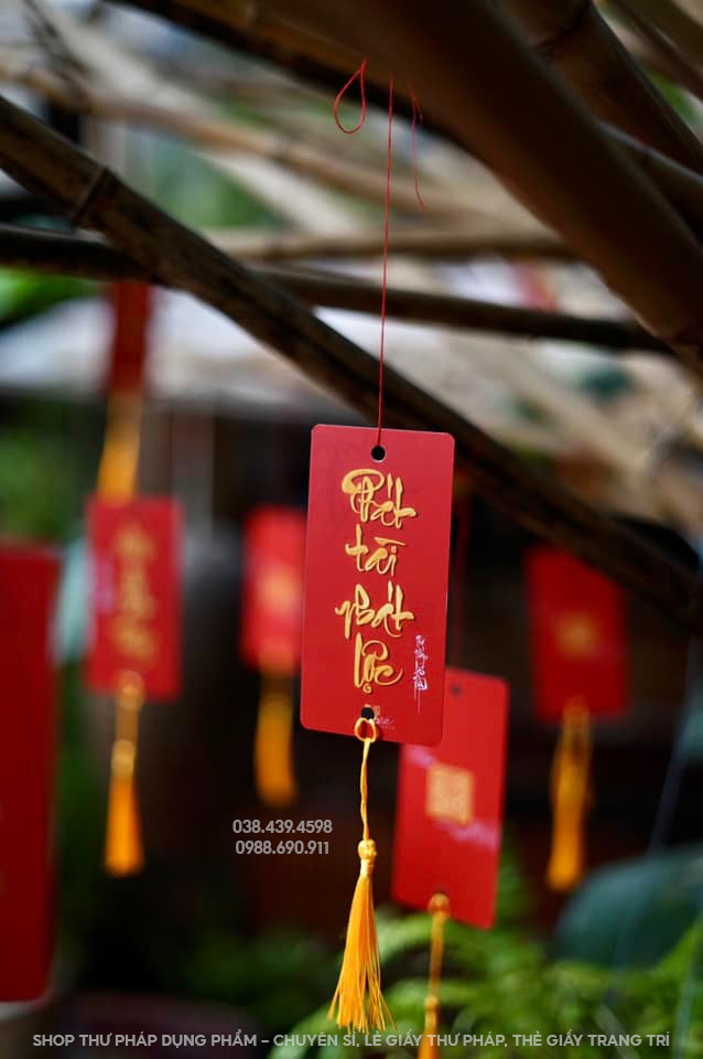 Thẻ giấy thư pháp in chữ 5.5x12cm trang trí tết kèm tua rua
