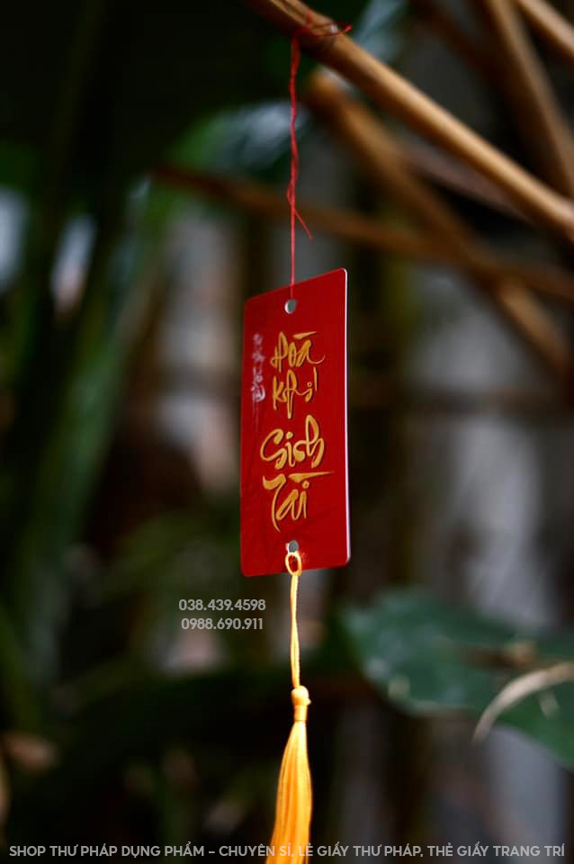 Thẻ giấy thư pháp in chữ 5.5x12cm trang trí tết kèm tua rua