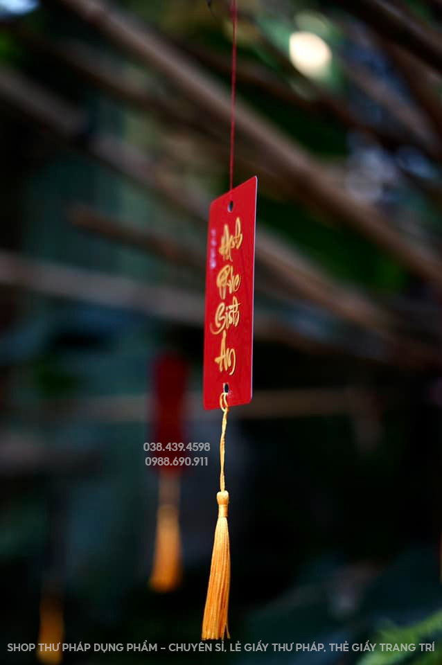 Thẻ giấy thư pháp in chữ 5.5x12cm trang trí tết kèm tua rua