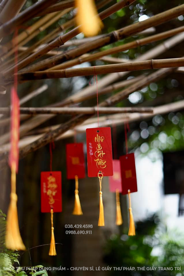 Thẻ giấy thư pháp in chữ 5.5x12cm trang trí tết kèm tua rua
