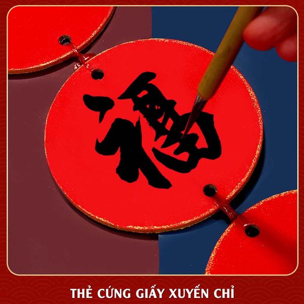 Thẻ giấy màu đỏ treo trang trí ngày tết