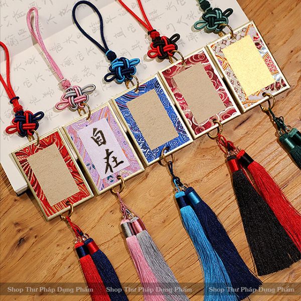 Thẻ may mắn viết thư pháp dây tua rua treo trang trí