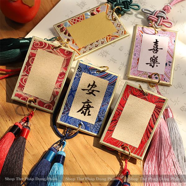 Thẻ may mắn viết thư pháp dây tua rua treo trang trí