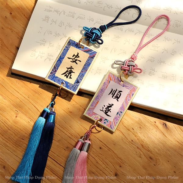 Thẻ may mắn viết thư pháp dây tua rua treo trang trí