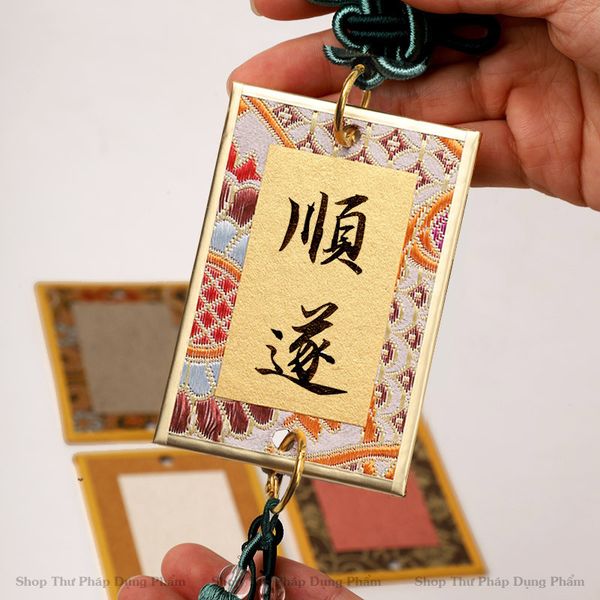 Thẻ may mắn viết thư pháp dây tua rua treo trang trí