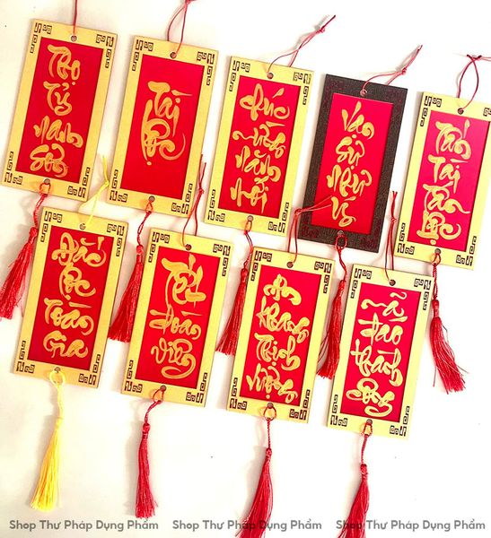 Thẻ treo trang trí đào mai viết thư pháp