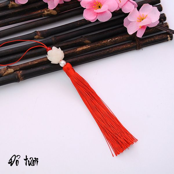 Tua rua hoa sen màu đỏ tươi