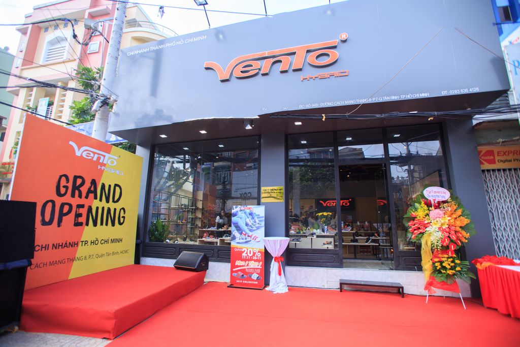 Thương hiệu giày dép hiếm hoi không dùng mẫu nổi tiếng vẫn được giới trẻ ráo riết săn lùng